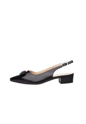 Zapato negro de cuero con punta puntiaguda, talón bajo en bloque abierto y hebilla decorativa en la correa frontal.