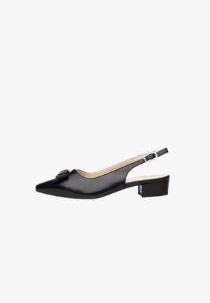 Czarny skórzany but na obcasie typu slingback z ostrym noskiem, niskim, blokowym obcasem i ozdobną klamrą na przednim pasku.