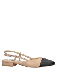 Beige Leder Slingback-Schuh mit einer schwarzen spitzen Zehe, ausgestattet mit zwei schmalen Riemen und einem niedrigen Blockabsatz. Flache Sohle mit glatter Textur.