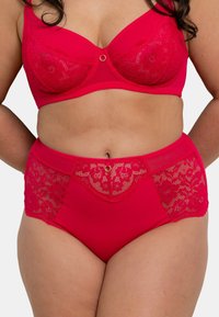Ensemble de lingerie en dentelle rouge comprenant un bralette avec armature et une culotte taille haute. Détails en dentelle notables sur les côtés et le centre de la culotte.