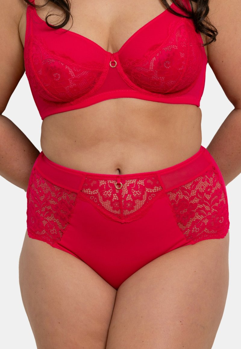 Ensemble de lingerie en dentelle rouge comprenant un bralette avec armature et une culotte taille haute. Détails en dentelle notables sur les côtés et le centre de la culotte.