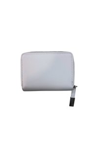 Portafoglio in pelle bianca testurizzata con chiusura zip-around e un accento in metallo argento. Forma rettangolare compatta, design minimal.