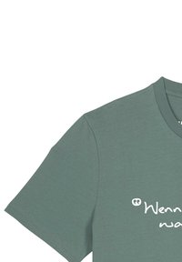 Grünes T-Shirt mit kurzen Ärmeln und teilweise weißem Text auf Deutsch, der mit Anführungszeichen beginnt und das Wort "Wenn" auf der Vorderseite sichtbar ist.