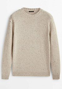 Pull beige en maille, col rond, manches longues avec poignets et ourlet côtelés, présenté sur un fond blanc.