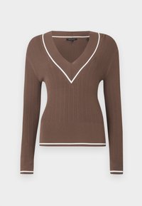 Pull en maille marron à col en V profond avec bordure blanche contrastante. Texture côtelée et coupe ajustée avec manches longues et ourlet inférieur droit.
