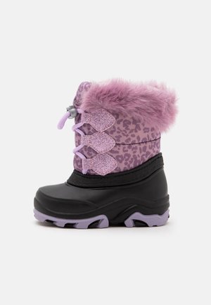 Paarse en zwarte kinderwinterlaars met nep bont manchet, luipaardprint stof, glinsterende hartvormige veterogen en een robuuste zool.