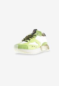 Baskets homme en daim blanc et vert, lacets noirs et jaunes, détail métallique doré au talon et étiquette noire sur la languette avec le texte « A.S 98 ».