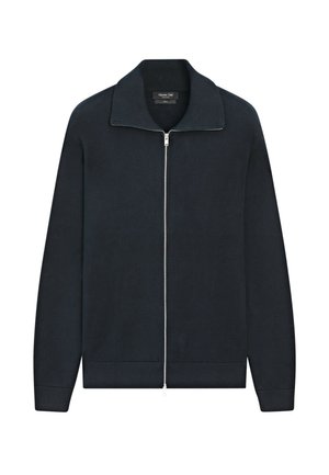 Granatowy sweter na zamek błyskawiczny z długimi rękawami, stójką i srebrnym zamkiem, zaprojektowany przez Massimo Dutti.