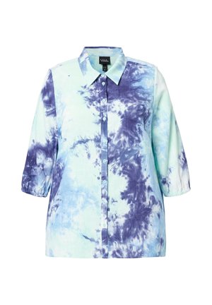 Skjorte med knapper og trekvartlange ærmer i lyseblåt og lilla tie-dye mønster, med spids krave og elastiske ærmekanter.