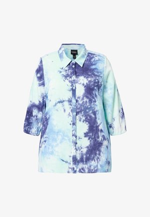 Camisa abotonada con mangas tres cuartos en estampado tie-dye azul claro y morado, con cuello puntiagudo y puños elásticos.