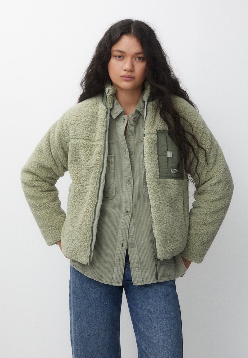 PULL&BEAR CONTRAST DETAILS Fleecejacke khaki Zalando.at