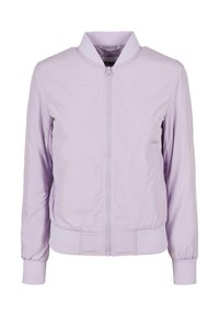 Jasnofioletowa kurtka bombka z zapięciem na zamek z przodu, ribbowanym kołnierzem i mankietami. Wykonana z gładkiego, lekkiego materiału, z kieszeniami w szwach bocznych.