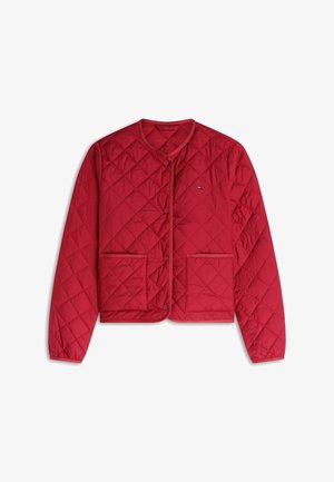 Veste matelassée rouge avec boutons-pression, encolure ronde, deux poches avant et petit logo sur le côté gauche de la poitrine.