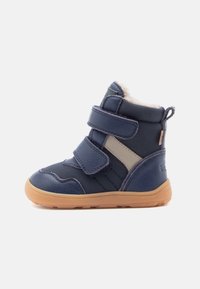 Bottes pour enfants en bleu marine, fabriquées en cuir texturé et tissu, dotées de doubles bandes Velcro, d'une semelle en caoutchouc beige et d'une doublure intérieure douce.