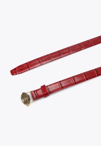 Rode leren riem met een krokodillenpatroon, voorzien van een decoratieve goudkleurige gesp in de vorm van een blad. Inclusief verschillende verstelgaten.