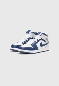 Høyhælte sneakers i blå og hvit skinn. Har polstret krage, hvite lisser, perforert tåboks, og preget logo på siden.