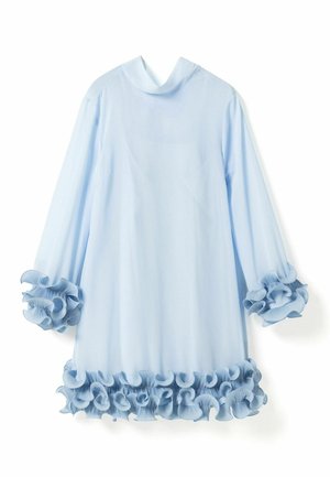 Lichtblauwe lange mouw jurk met hoge halslijn en gerimpelde manchetten en zoomdetails.