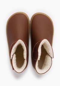 Hnědé kožené kotníkové boty s měkkou krémovou vnitřní podšívkou, kulatou špičkou a texturovanou hnědou gumovou podrážkou.