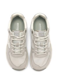 Baskets gris clair en mesh et suède, bout rond, design à lacets, avec un logo sur la languette. Amorti visible à l'intérieur.