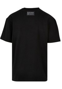 Schwarzes Baumwoll-T-Shirt mit Rundhalsausschnitt und kurzen Ärmeln. Verfügt über ein Etikett im Nackenbereich. Glatte Textur, lässige Passform.