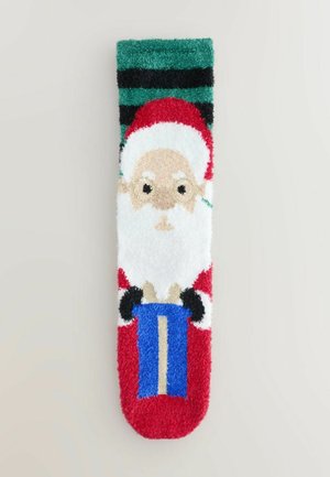 Rote und weiße, flauschige Socken mit einem Santa-Design, das ein blaues Geschenk hält, und einem grün-schwarz gestreiften Bund oben. Angenehm weicher Stoff.