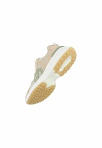 Chaussure de sport beige fabriquée en mesh et en daim, avec des accents verts, une semelle en caoutchouc texturée et un entrecouche blanche rembourrée.