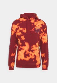 Felpa rossa con motivo tie-dye arancione. Presenta una tasca a marsupio, cappuccio con coulisse e un logo sul petto e sulla manica in testo blu.
