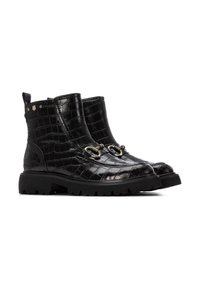 Botas negras hasta el tobillo con un patrón de cocodrilo, hebillas plateadas y una suela de goma gruesa con un dibujo texturizado para mayor tracción.