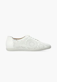 Baskets blanches en cuir avec un design perforé, bout rond, semelle en caoutchouc plate et accents texturés au niveau du talon ; fermeture à lacets.