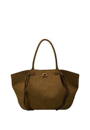 Sac cabas en daim marron avec double bandoulière et petite fermeture ovale dorée avec logo au centre devant.
