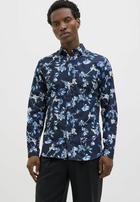 Camicetta da uomo a maniche lunghe, con bottoni, di colore blu scuro con un motivo floreale in blu chiaro e bianco. Tessuto morbido, colletto classico, taglio aderente.