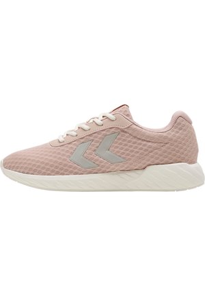 Roze mesh sportshoe met witte veters, een textuur bovenwerk en lichtgrijze accenten aan de zijkanten. Beschikt over een gevoerde zool voor comfort.