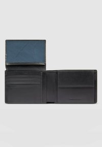 Zwarte leren portemonnee met een gestructureerde afwerking, voorzien van meerdere kaartsleuven, een vak voor biljetten en een blauwe stoffen ID-venster.