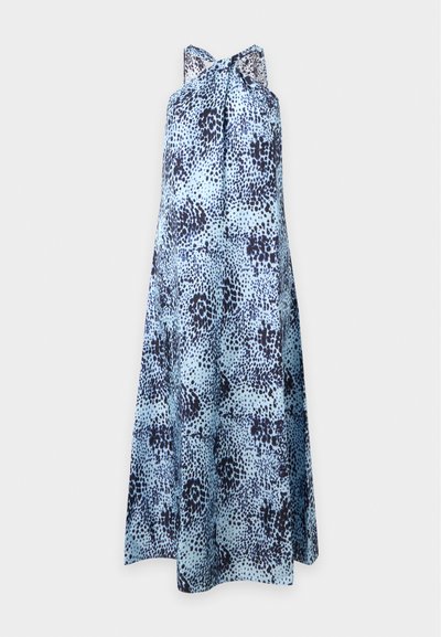 Robe sans manches bleu clair avec motif tacheté irrégulier bleu foncé et col montant noué en un nœud lâche.