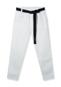 Graue Sweatpants mit subtiler Textur, elastischem Bund und einem schwarzen Gürtel für präzise Anpassung. Sie verfügen über seitliche Taschen und schmale Beine.