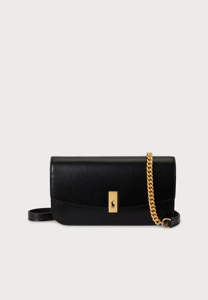 Bolso bandolera de cuero negro con una correa de cadena dorada, forma rectangular, cierre magnético y un detalle de logo dorado en la parte frontal.