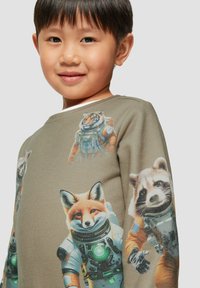 Olivgrüner Sweatshirt mit illustrierten Tieren in Raumanzügen: ein Tiger, ein Fuchs und ein Waschbär. Hergestellt aus weicher Baumwolle mit rundem Ausschnitt.