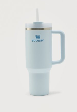 Φως μπλε ταξιδιωτικό κύπελλο Stanley με λαβή, ασημένιο περιθώριο και λευκό καλαμάκι σε απλό λευκό φόντο.