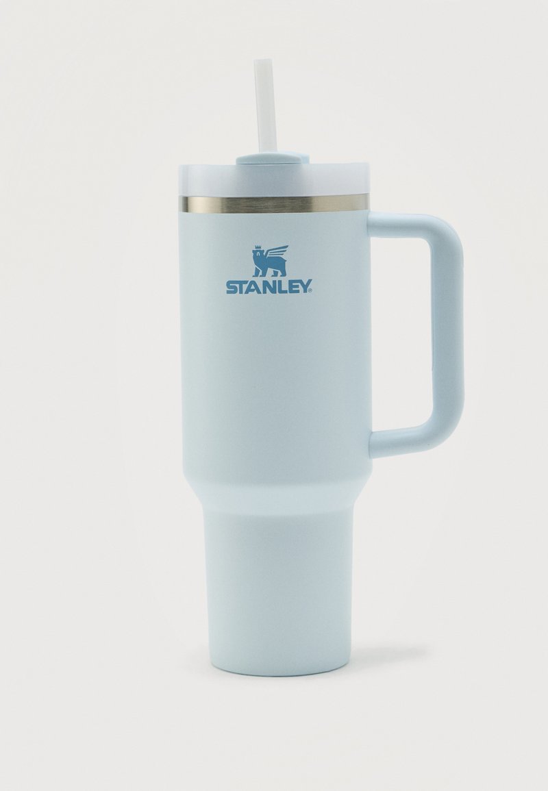Φως μπλε ταξιδιωτικό κύπελλο Stanley με λαβή, ασημένιο περιθώριο και λευκό καλαμάκι σε απλό λευκό φόντο.