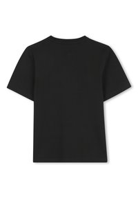 Zwarte katoenen t-shirt met een ronde halslijn en korte mouwen. Het ontwerp is eenvoudig zonder patronen of versieringen.