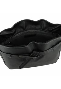 Schwarze Lederhandtasche mit strukturiertem Oberflächenmuster, offener Oberseite und gewelltem Besatz. Verfügt über ein Innenfach und einen stabilen Tragegurt.
