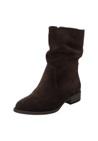Bottine en daim marron avec un design décontracté, bout rond et un petit talon carré. Présente des détails de couture et un logo sur le côté.