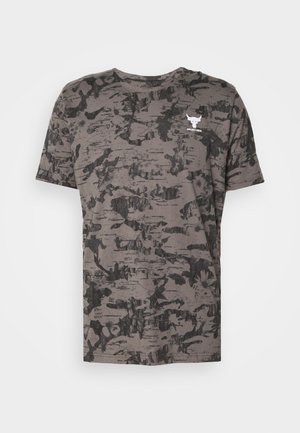 Under Armour PROJECT ROCK PAYOFF AOP GRAPHIC TOP - T-Shirt print - fresh clay/silt