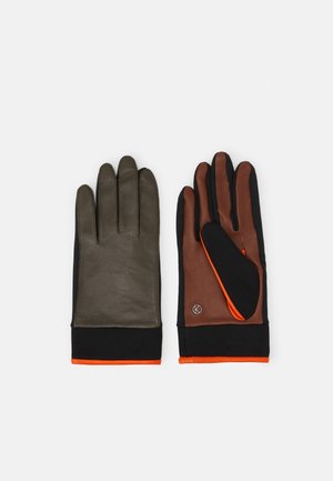 Leren handschoenen met een olijfgroene palm en bruine vingers. Zwarte stoffen manchet met oranje accenten en logo-detail. Over het algemeen een gladde textuur.