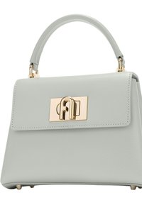 Lichtgrijze leren handtas met een goudkleurige sluiting, een gestructureerde vorm en een handvat aan de bovenkant. Heeft een getextureerd oppervlak en vier metalen voetjes.