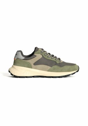 Baskets en daim vert et gris avec une semelle beige, présentant des accents texturés, des lacets ronds et un col rembourré pour le soutien.