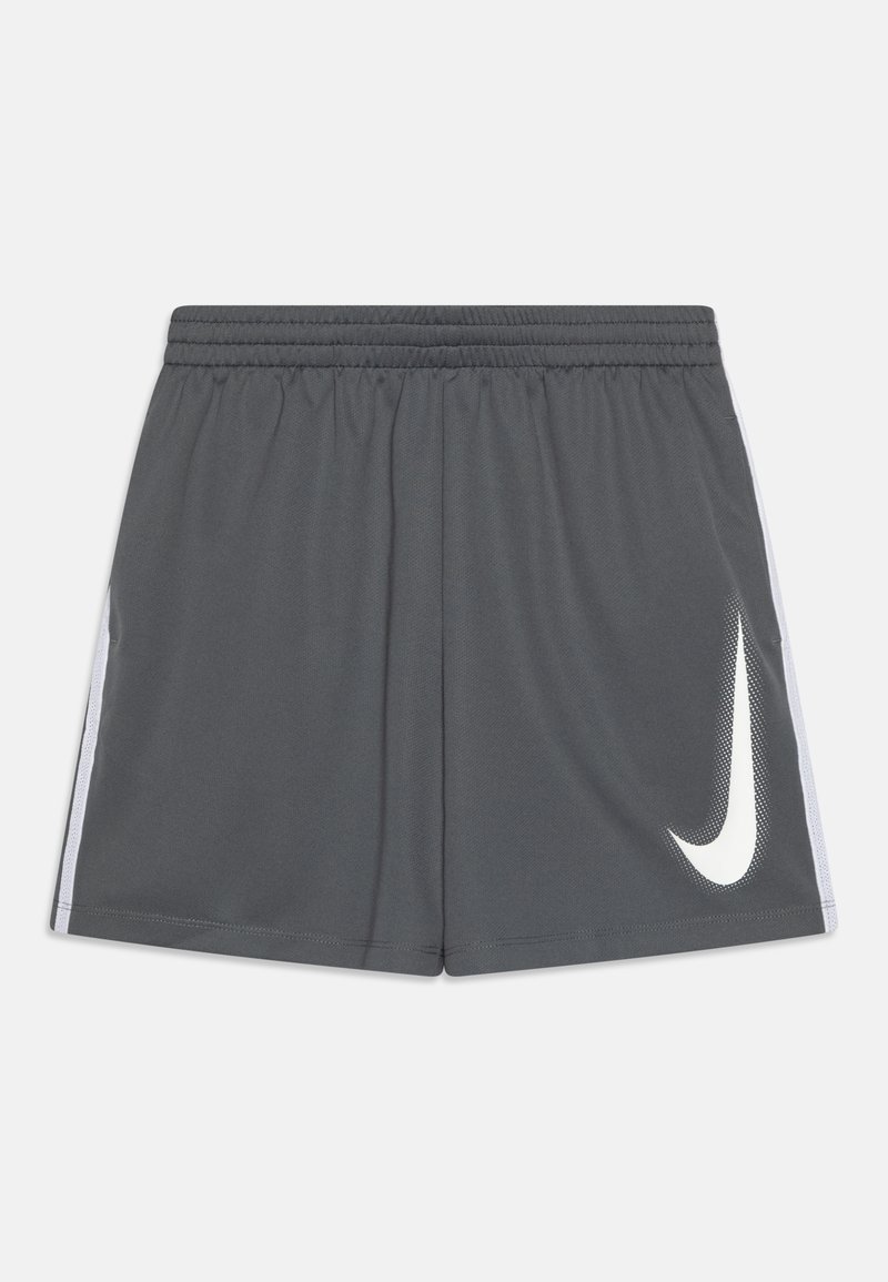 Pantalones cortos deportivos grises con cintura elástica, logo blanco de Nike en el lado izquierdo y franjas laterales blancas. Hechos de tejido ligero.