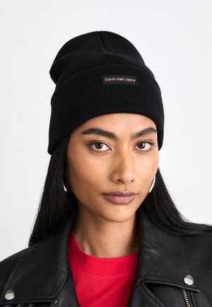Calvin Klein Jeans PATCH BEANIE - Bonnet - black/dusty rose