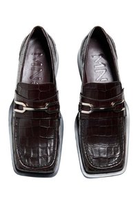 Et par mørkebrune læder loafers med krokodilletekstur og detaljer i sølvmetal, firkantet tådesign og polstret indersåler.