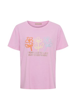 Lyserød kortærmet T-shirt med orange, gule og blå broderede blomster og teksten "FRA STED TIL STED NYD OVERALT."